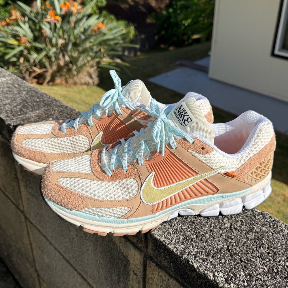 Nike Men's Vomero White Peach Light Blue